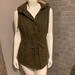 YMI collection hooded vest 100% algodon interior. Size large
